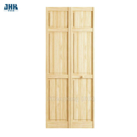 Puerta plegable compuesta de dos hojas de madera de pino